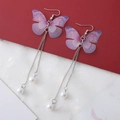 Vue détaillée des boucles d'oreilles papillon à pompon long avec tulle et perles - Style Papillon Perle Chaîne Argent Violet