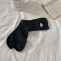Calcetines de punto negro moteado con bordado de perrito blanco en un ambiente acogedor - Talla única / Perro Negro