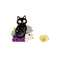Épingle en émail de chat noir punk assis sur des livres violets avec accents floraux - Chat assis sur des Livres Magiques (C2607-2)