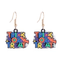 Dettaglio di orecchini Halloween Trick or Treat con smalto colorato e ganci dorati - Lettere Trick or Treat
