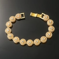 Pulsera hip hop dorada con eslabones florales brillantes y cristales sobre fondo negro - Pulsera / 8 pulgadas / Dorado