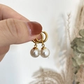 Goldene Perlenohrringe im französischen Stil mit runden Perlen an Creolen für Damen - Künstliche Perlenohrringe (G171) / Gold