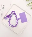 Dettaglio del cinturino viola per cellulare con ciondolo a orso e catena a maglie - Stile Viola Bianco