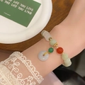 Details von Vintage-Jadeperlenarmband mit Sicherheitsverschluss-Anhänger am Handgelenk - Sicherheitsschnallen-Stil