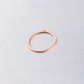 Makro-Detail eines roségoldenen Rundanhängers mit kleinem Loch für DIY-Schmuckherstellung - 30MM / Roségold