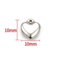 Makroansicht polierter herzförmiger Edelstahl-Anhänger mit Maßen von 10 mm - Silber Poliertes Massives Kleines Herz Anhänger 10mm