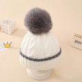 Detalle de gorro de punto para bebé en algodón crema con pompón de piel sintética gris - 0-12 Meses / Gris (Blanco roto con pompón gris)