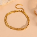 Dettaglio di un bracciale multifilo in acciaio inossidabile dorato con chiusura a moschettone - I807-3 Bracciale Intrecciato In Oro Con Lama A Pois