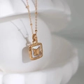 Collana con farfalla in madreperla placcata oro 18k con pendente quadrato lucido - Oro rosa