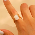 Detailopname van een gouden gotische ring met witte schedel en skeletachtige klauwen - KC Goud Ring (K-892)