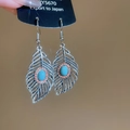 Detaillierte Makroaufnahme der Vintage Blatt-Silberohrringe mit ovalem Türkisstein - Hohles Blatt Design (Ohrhaken-Silber)