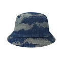 Detailansicht eines Fischerhuts mit blau-weißer Wolken-Denim-Textur und breiter Krempe - Blau Weiß Wolke Batik (06)