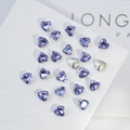Dettaglio macro di strass per unghie in cristallo K9 viola a forma di cuore con retro argento - Cuore 6mm