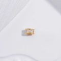 Vista macro del distanziatore in argento S925 dorato con tre zirconi quadrati incastonati - Oro Piccolo 4.5mm Diamante Quadrato a T Esagono Perlina Distanziatrice