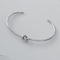 Bracelet jonc à nœud minimaliste en finition argentée avec une structure ouverte élégante - Nœud Simple Couche Argenté (A1082)