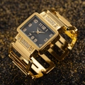 Detalle de un reloj de lujo dorado con esfera cuadrada y detalles de diamantes brillantes - Dorado Negro