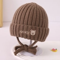Détail du bonnet en maille marron pour bébé avec broderie Lucky ours et lanières à nouer - 2-5 Ans / Marron