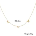 Makroaufnahme des S925 Sterlingsilber MOM Anhängers an einer feinen Kreuzkette - Gold