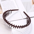Close-up of a 12.5CM wavy brown plastic headband with anti-slip teeth detail - Red (Wave)