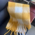 Écharpe à carreaux jaune et blanc en faux cachemire avec franges sur une chaise - Carreaux Jaune Blanc