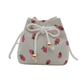 Borsa a secchiello minimalista in velluto a coste bianco con motivi a fragola rossi - Fragola Bianca