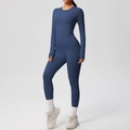 Detail des hochelastischen matten Stoffes am dunkelblauen Yoga-Set und Sport-Leggings-Set - S / Marineblau
