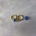 Dettaglio di orecchini a cerchio placcati oro 18k con pendenti rimovibili in pietra blu - 2.5*10mm / Pietra a Macchie Blu