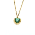 Détail macro du collier cœur rétro français avec pierre œil de chat verte et or 18k - Or Pierre d'Oeil de Chat Verte