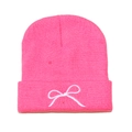 Detailaufnahme der pinkfarbenen Strickmütze mit weißer Schleifenstickerei am Umschlag - M (56-58cm) / Rosarot