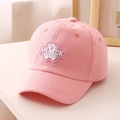 Detailansicht der rosa Baumwoll-Basecap mit Bärenstickerei und feiner Twill-Struktur - 52cm (Empfohlen für 3-8 Jahre) / Rosa