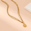 Dettaglio della collana tripla dorata con pendente a moneta della Regina Elisabetta II - Triplo Strato Ciondolo Regina Oro