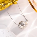 Dettaglio di una collana in argento a goccia con catena a serpente elegante - Collana Argento