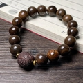 Bracelet bouddhiste en bois d'agar marron avec entretoises dorées et perle sculptée - Style Pixiu Sculpté / Perles Rondes 12mm