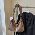 Borsa hobo in pelle marrone con ciondolo mostro di peluche e tracolla larga - Borsa + Ciondolo di Peluche / Cachi Scuro