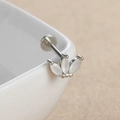 Détail du piercing labret en opale avec pierres en éventail sur bord en céramique - Pétale de couronne-E1345 / 1 Pièce / Argent