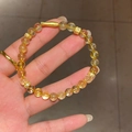 Detail van gele citrien kralenarmband met gouden vis bedeltjes en metalen accenten - Kleine Vis Lichtgeel Kristal (Exquise Geschenkdoos)