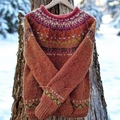 Gedetailleerde gebreide textuur van Fair Isle trui hangend in een winters bos - 9138# Karamelkleur / 3XL