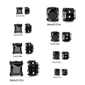 Dettaglio di varie dimensioni di orecchini magnetici neri in forme quadrate e rotonde - Set da 8 Paia / Nero Set