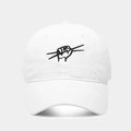 Gros plan de la broderie DIR sur une casquette de baseball en coton délavé blanc - Réglable / Blanc