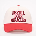Berretto da baseball regolabile rosso e bianco con ricamo HE STILL DOES MIRACLES - Bianco Sporco Spliced Rosso