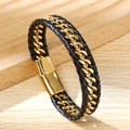 Nahaufnahme eines Herrenarmbands aus schwarzem Leder mit goldener Gliederkette aus Stahl - Schwarz + Gold