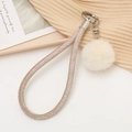 Détail du porte-clés dragonne tissée avec pompon en peluche beige et fermoir métal - Kaki
