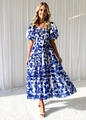 Detailansicht der Puffärmel und des Stufenrocks am floralen Maxikleid mit Carmen-Ausschnitt - S / Dunkelblau Bedruckt