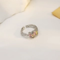 Anillo de plata con gemas rectangulares de colores y textura de lava en fondo blanco - Color Plata Blanco Paladio