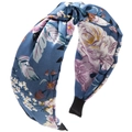 Detail eines böhmischen Knotenstirnbandes mit Blumenmuster auf hellblauem Stoff - Blaues Blumenmuster-Stil / Blau