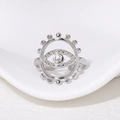 Gros plan d'une bague ouverte œil maléfique argentée avec zircon sur fond blanc - Couleur Acier