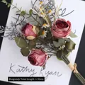 36cm künstlicher Retro-Rosenstrauß in Dunkelrot mit Kamille für Vintage-Dekor - Gesamtlänge ≈ 36 cm / Weinrot
