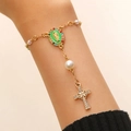 Bracelet croix plaqué or avec médaille de la Vierge Marie et perles sur poignet femme - Chapelet Or - Médaille Verte