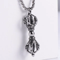 Colgante vajra de plata estilo punk para hombre con cadena de caja sobre fondo blanco - Color Acero (Con Cadena)