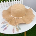 Dettaglio cappello di paglia a tesa larga con bordo in pizzo bianco e ciondoli a foglia colorati - M (56-58 cm) con Corda Antivento / Caffè Chiaro